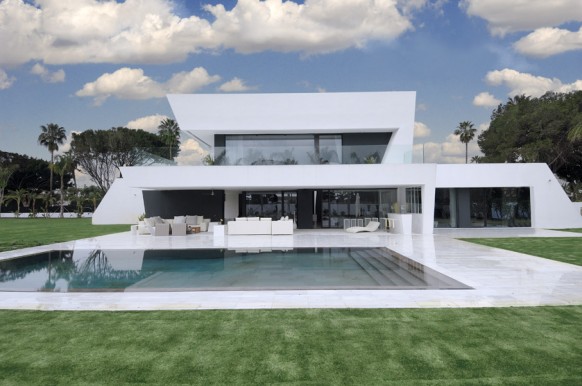 15 awesome white house with pool
