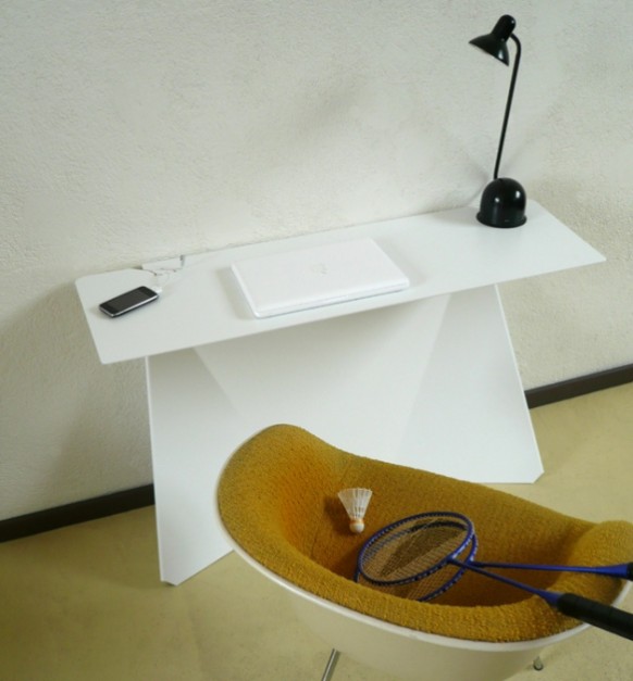 minimalist desk