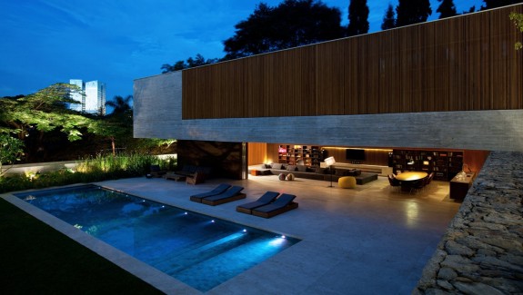 Spectacular Modern House With Open Design And Adjacent Pool