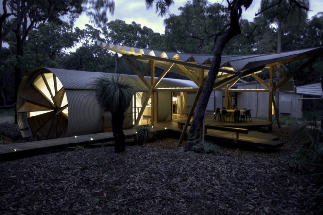The living and sleeping pods, and the bath house, of the Drew House were built and fully completed in Brisbane, and transported across 500km to the chosen site. The prefabricated sweeping roof structure that covers the outdoor connecting core–consisting of an alfresco dining and living area–was erected onsite along with the adjoining decks.