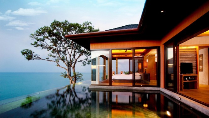 Bedroom with infinity pool