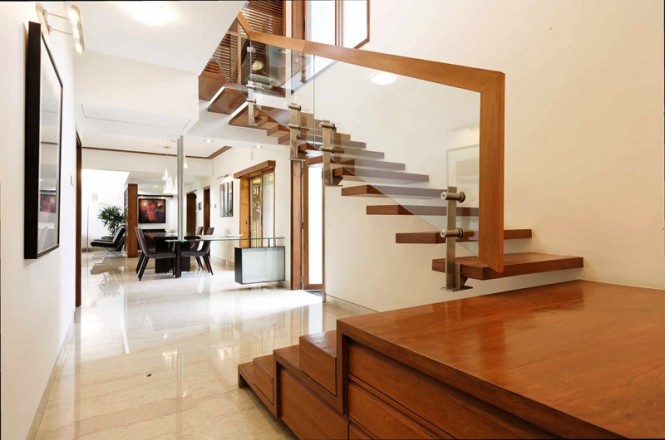 Floating staircase glass balustrade
