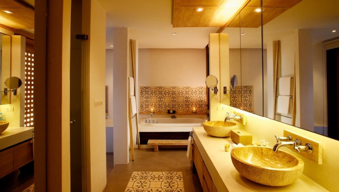 Dekadentnej schémy kúpeľňa sú plné kúpeľné kúzlo, s dvoma mramorovými umývadlami a hlboké vane, všetko nastavené na docela miestnej dlaždice dizajn.