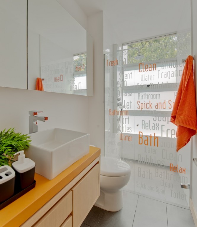 Similarly in the bathroom, the introduction of bright towels is something many of us have tried in order to give a new look to our bathing space, but this décor takes things one step further with the addition of decals to the shower screen.