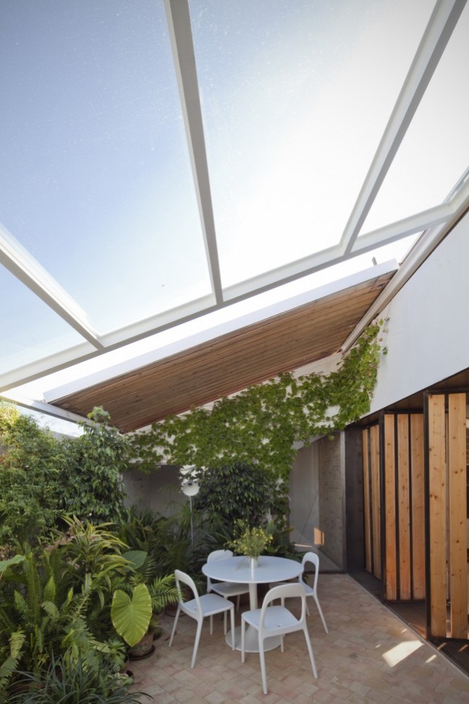 The garden areas are adaptable to the climate throughout the year, with a greenhouse roof that retracts to transform the place into a sun drenched terrace, which gives a cozy sitting spot even in earliest springtime as it remains shielded from chilly winds by the perimeter.