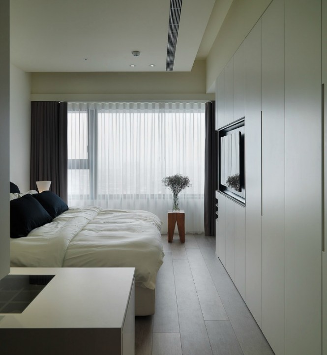 Fitted wardrobes in the bedroom have been designed in a handleless run to give an uncomplicated streamlined look.