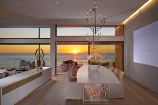 A comfortable dining area also gets to enjoy the views.