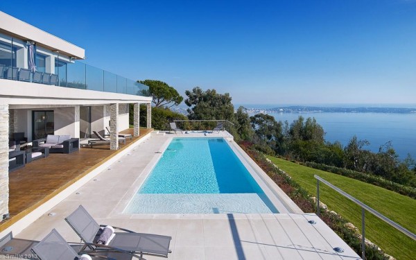 Just outside the center of Cannes, and the prestigious Cap d'Antibes, the 3400 square meter plot is in a perfect spot.