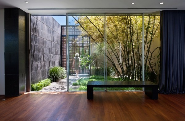 The front entrance makes use of the same sliding window panes, making it difficult to distinguish nature from home.