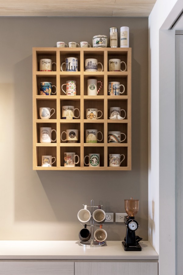 A mug collection, loving displayed, is nothing short of adorable.