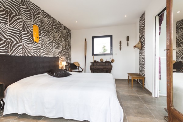 In the bedrooms, the African style becomes even more prominent.