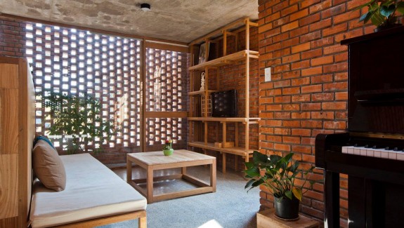 A Creative Brick House Controls the Interior Climate and Looks Amazing
