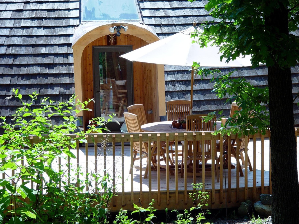 http://cdn.home-designing.com/wp-content/uploads/2015/06/wood-railing-outdoor.jpg