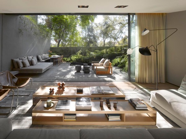 The design also managed to bring the outdoors inside by ensuring that large glass doors slide open and let fresh air directly into the open living room as well as the bedroom that lies right off the pool.