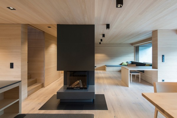 Designed by LP Architektur, this single-family house makes good use of subtle wood paneling on the walls and ceilings – the wood floor blends into the design very smoothly, only slightly differentiated with characteristic knots and lines.