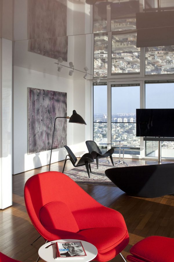See The Tel Aviv Skyline Reflected In This Gorgeous Modern Home