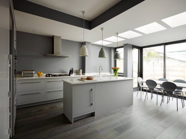 30 Gorgeous Grey and White Kitchens that Get Their Mix Right