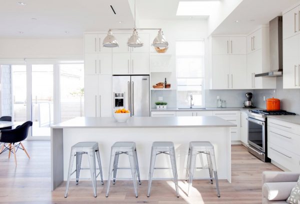 30 Gorgeous Grey and White Kitchens that Get Their Mix Right