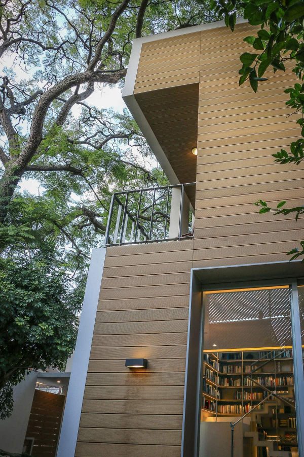 A Book Lover’s Dream House With Great Nature Views