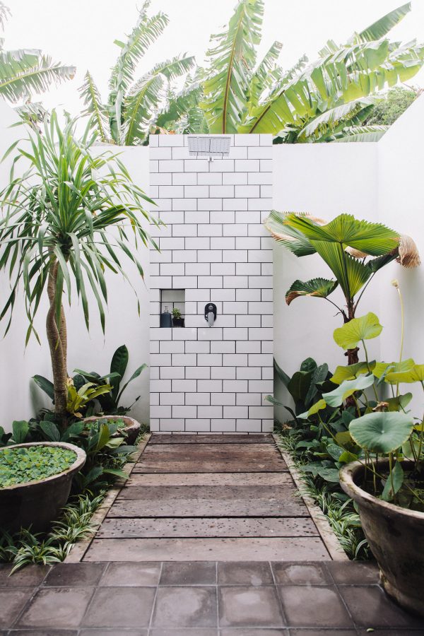 50 Stunning Outdoor Shower Spaces That Take You To Urban Paradise