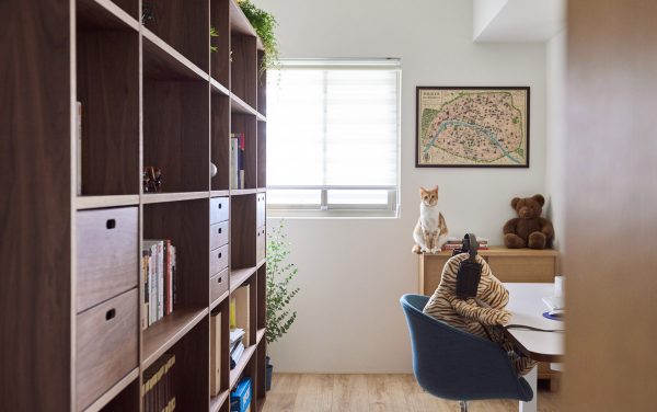 A Cute Vintage-Inspired House with Lots of Space for Kitties