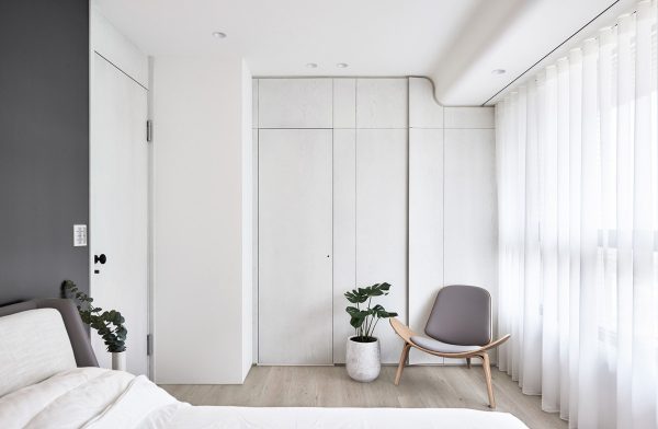 Two Modern, Minimalist Homes That Indulge in Lots of White