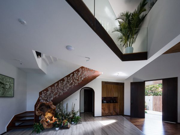 Chinese Villa With Open Plan Spaces & Mezzanine Levels