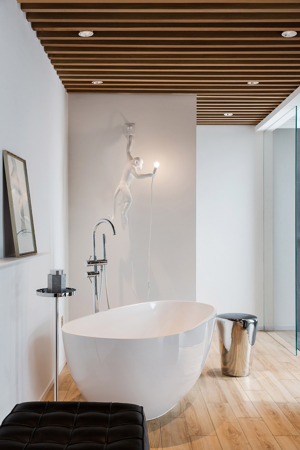 soaking-tub-in-minimalist-bathroom.jpg (1200×1800)