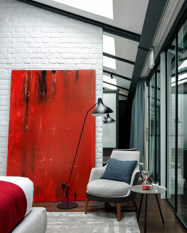 3 Interiors Whack Up the Heat With Red Accents On Grey