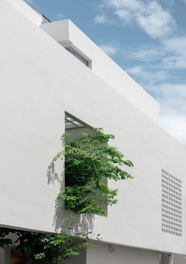 Minimalist Doctors’ House With Courtyard And Koi Pond