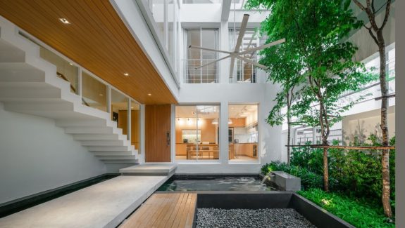 Minimalist Doctors' House With Courtyard And Koi Pond