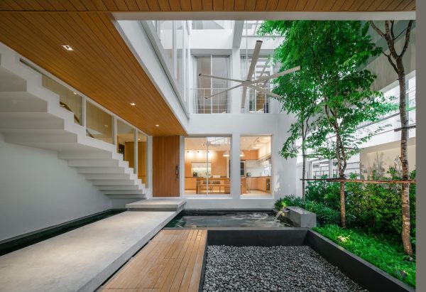 Minimalist Doctors’ House With Courtyard And Koi Pond