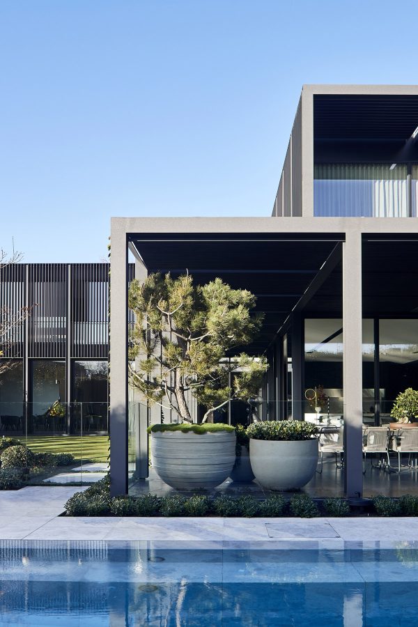 Lushly Landscaped Modern Australian House [Video]