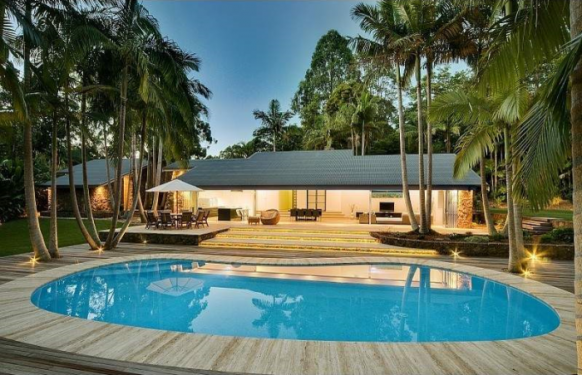 Palmen und pool-Haus
