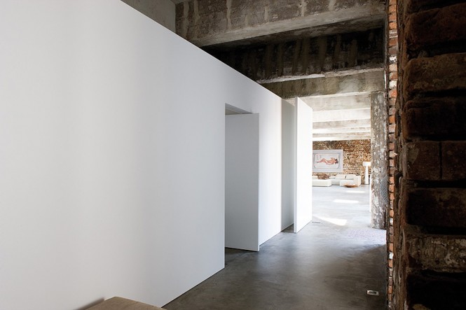 The interior walls are also left completely crude, with new divisions picked out in simple pure white, in a stripped down scheme devoid of frivolous accessories or overpowering accents.