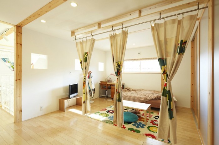 While white and neutrals dominate minimalist design, brilliant colors sparingly used can be found as seen in this Japanese child's bedroom.