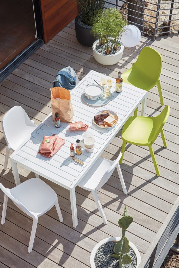 51 Outdoor Dining Tables That Will Wow, White Outdoor Furniture Modern