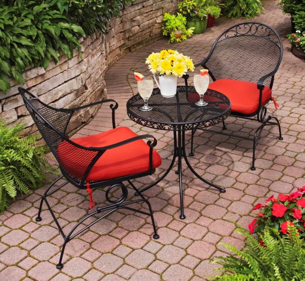 51 Outdoor Dining Tables That Will Wow, Small Round Outdoor Table And Chairs With Umbrella
