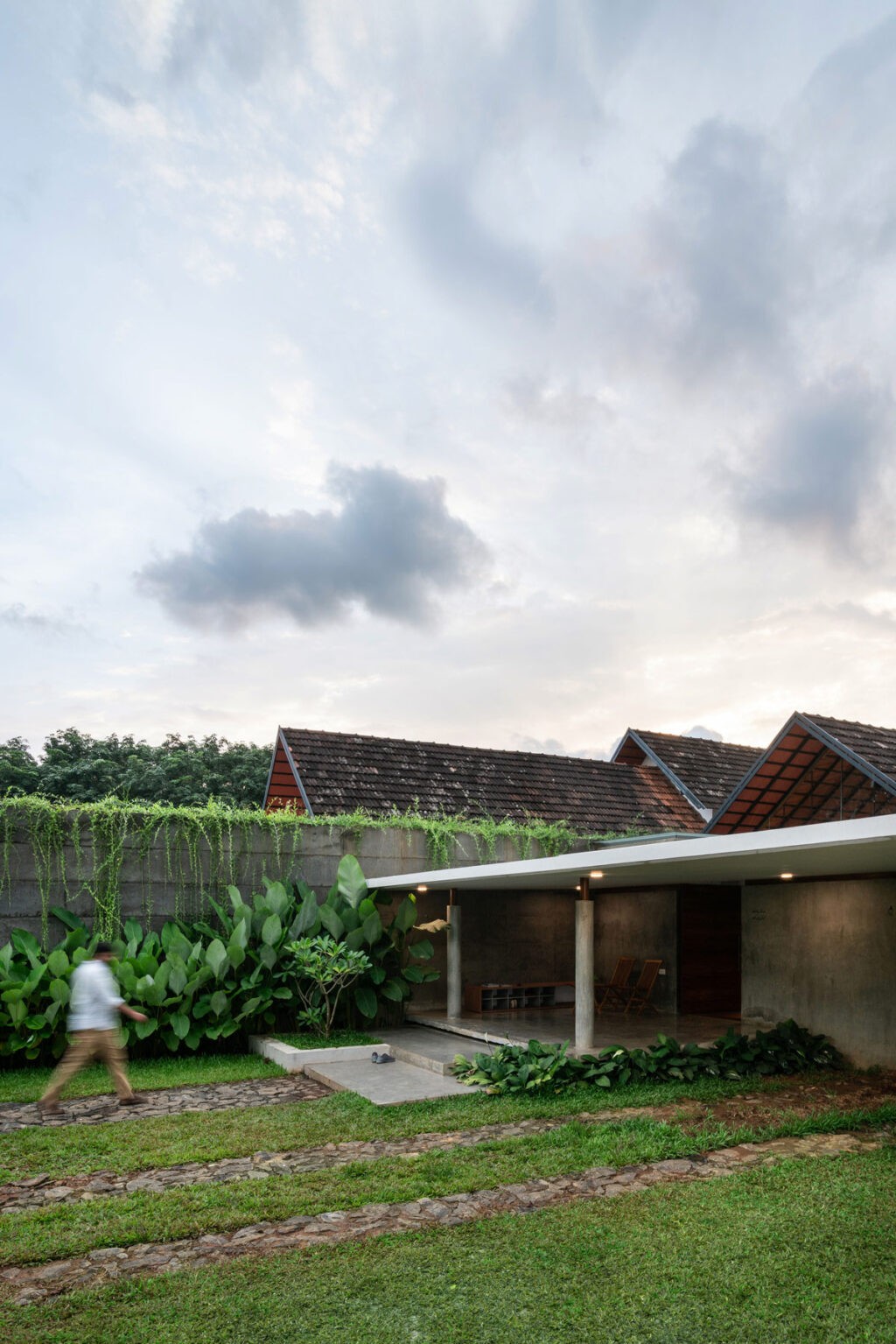 A Lush Modern Tropical House In Kerala With Indoor Greenery
