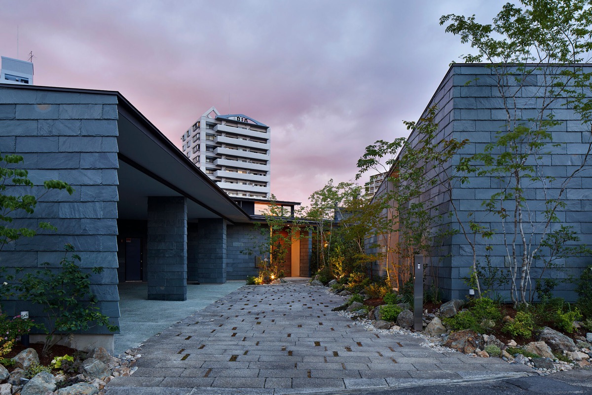 Una Casa Japonesa Moderna Con Un Patio Sereno 】| DecoraEnUnClick