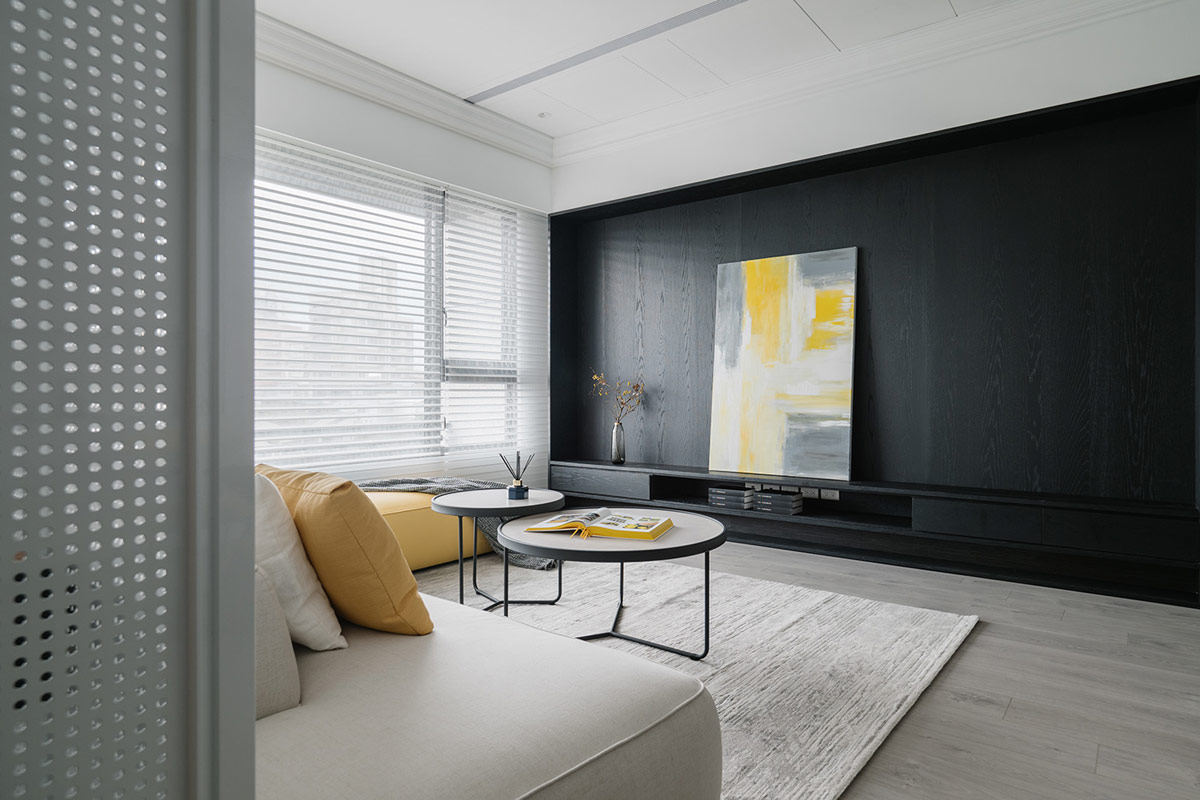 Interiores de apartamentos grises y blancos con una serenidad soleada