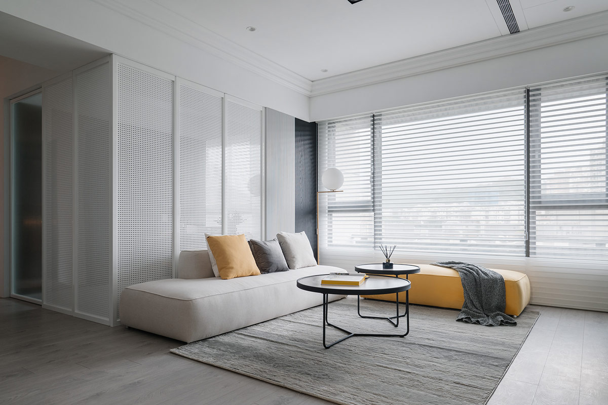 Interiores de apartamentos grises y blancos con una serenidad soleada