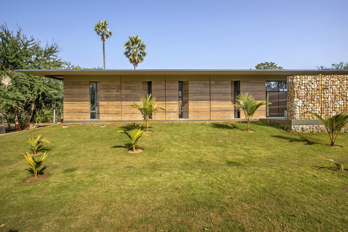Una casa moderna de tierra apisonada que enfatiza la sostenibilidad [Video]