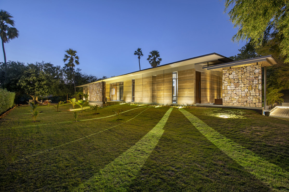 Una casa moderna de tierra apisonada que enfatiza la sostenibilidad [Video]